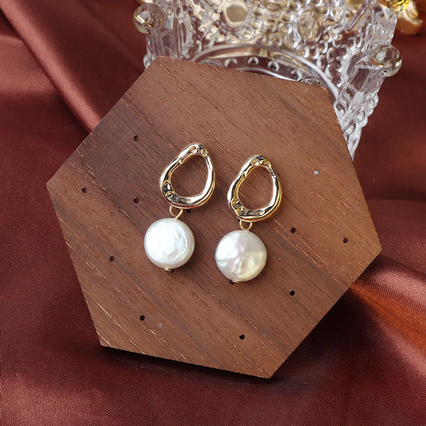 Pearl earring Main image